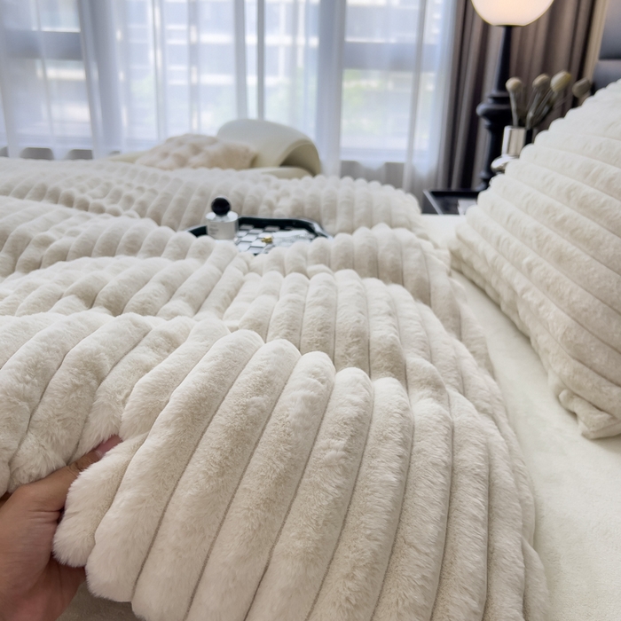 91家纺网 家纺一手货源 找家纺 印季家纺 2025新款立体剪花条纹兔毛绒四件套 奶白