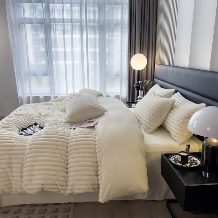 91家纺网 家纺一手货源 找家纺 印季家纺 2025新款立体剪花条纹兔毛绒四件套 奶白