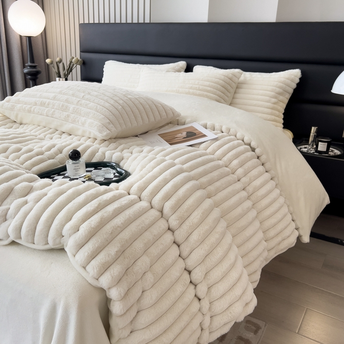 91家纺网 家纺一手货源 找家纺 印季家纺 2025新款立体剪花条纹兔毛绒四件套 奶白