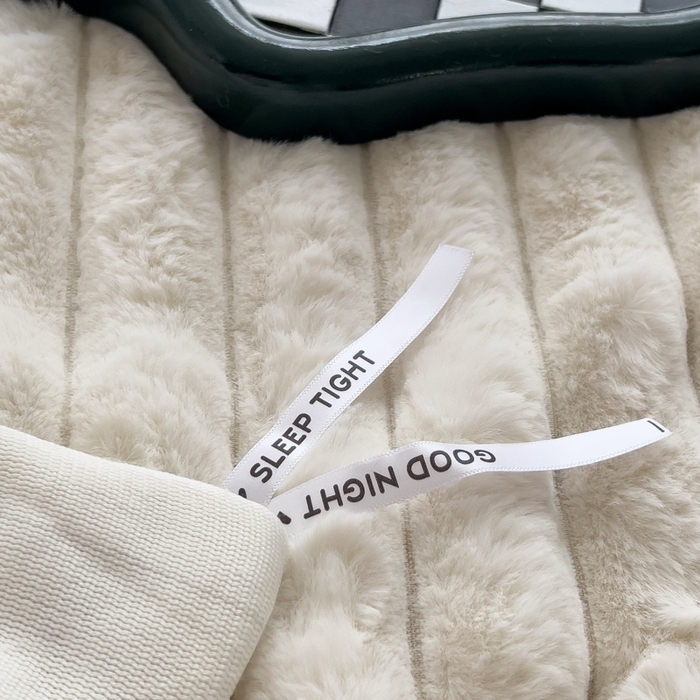 91家纺网 家纺一手货源 找家纺 印季家纺 2025新款立体剪花条纹兔毛绒四件套 奶白