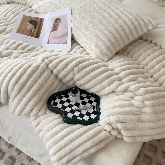 91家纺网 家纺一手货源 找家纺 印季家纺 2025新款立体剪花条纹兔毛绒四件套 奶白