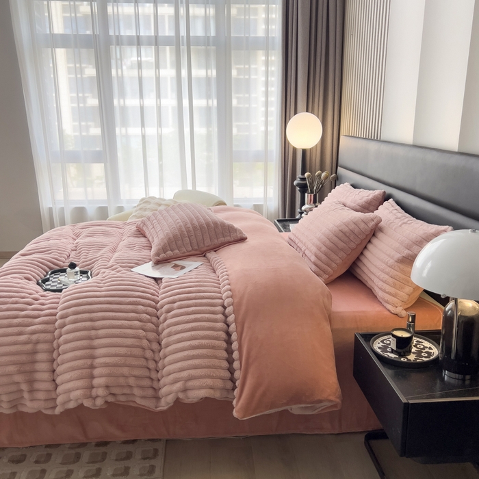 91家纺网 家纺一手货源 找家纺 印季家纺 2025新款立体剪花条纹兔毛绒四件套 豆沙