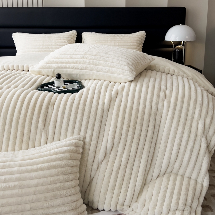 91家纺网 家纺一手货源 找家纺 印季家纺 2025新款立体剪花条纹兔毛绒四件套 奶白