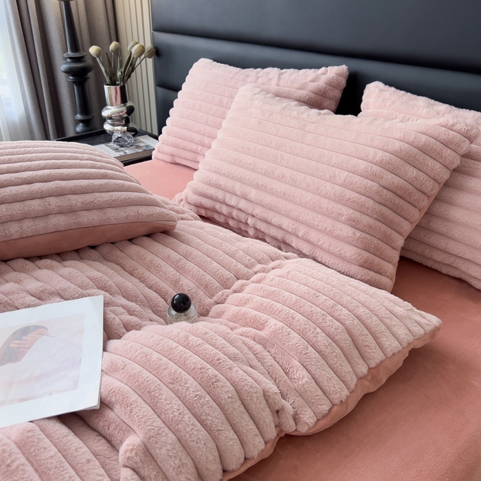 91家纺网 家纺一手货源 找家纺 印季家纺 2025新款立体剪花条纹兔毛绒四件套 豆沙