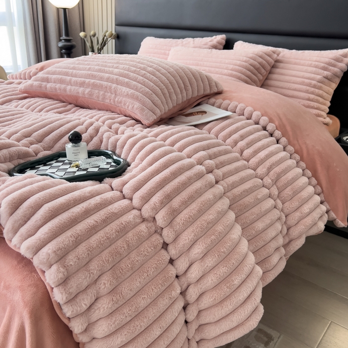 91家纺网 家纺一手货源 找家纺 印季家纺 2025新款立体剪花条纹兔毛绒四件套 豆沙