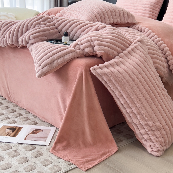 91家纺网 家纺一手货源 找家纺 印季家纺 2025新款立体剪花条纹兔毛绒四件套 豆沙