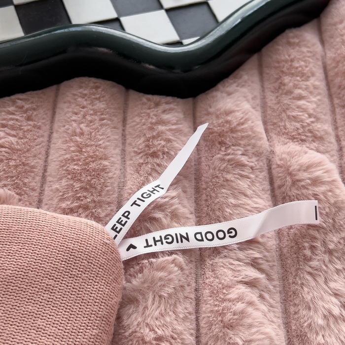 91家纺网 家纺一手货源 找家纺 印季家纺 2025新款立体剪花条纹兔毛绒四件套 豆沙