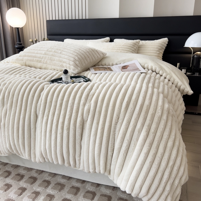 91家纺网 家纺一手货源 找家纺 印季家纺 2025新款立体剪花条纹兔毛绒四件套 奶白