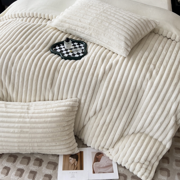 91家纺网 家纺一手货源 找家纺 印季家纺 2025新款立体剪花条纹兔毛绒四件套 奶白