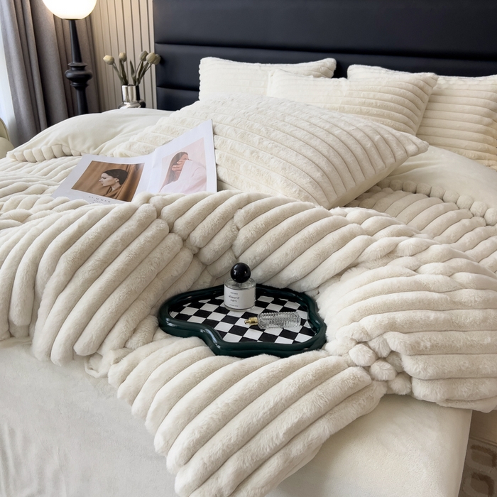 91家纺网 家纺一手货源 找家纺 印季家纺 2025新款立体剪花条纹兔毛绒四件套 奶白