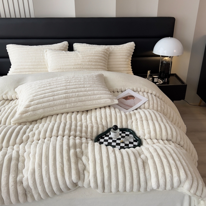 91家纺网 家纺一手货源 找家纺 印季家纺 2025新款立体剪花条纹兔毛绒四件套 奶白