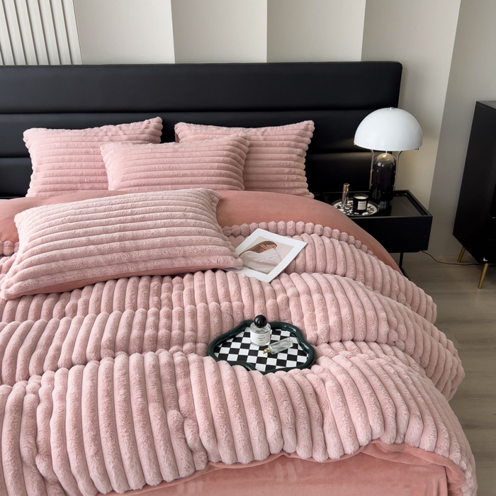 91家纺网 家纺一手货源 找家纺 印季家纺 2025新款立体剪花条纹兔毛绒四件套 豆沙