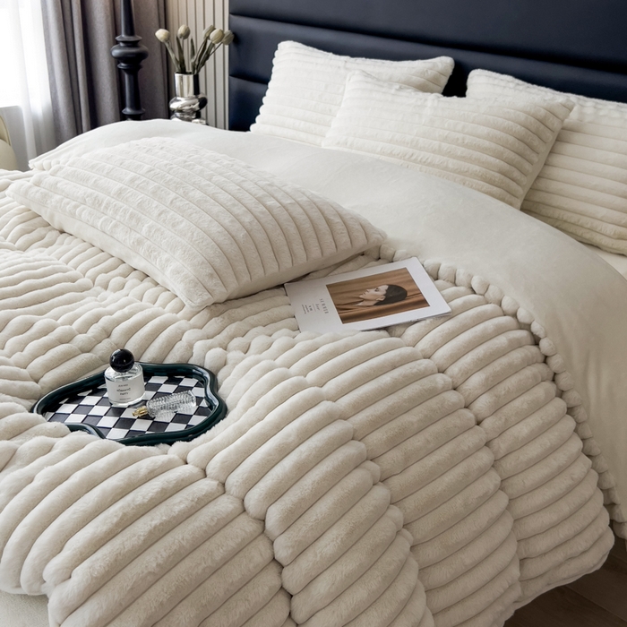 91家纺网 家纺一手货源 找家纺 印季家纺 2025新款立体剪花条纹兔毛绒四件套 奶白