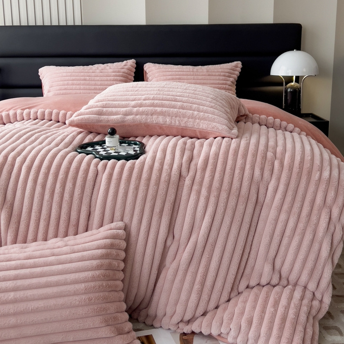 91家纺网 家纺一手货源 找家纺 印季家纺 2025新款立体剪花条纹兔毛绒四件套 豆沙