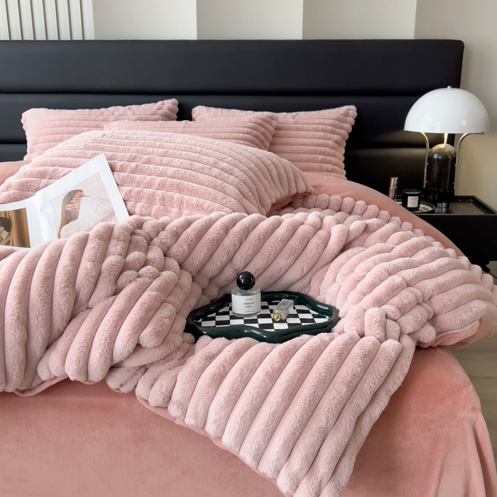 91家纺网 家纺一手货源 找家纺 印季家纺 2025新款立体剪花条纹兔毛绒四件套 豆沙