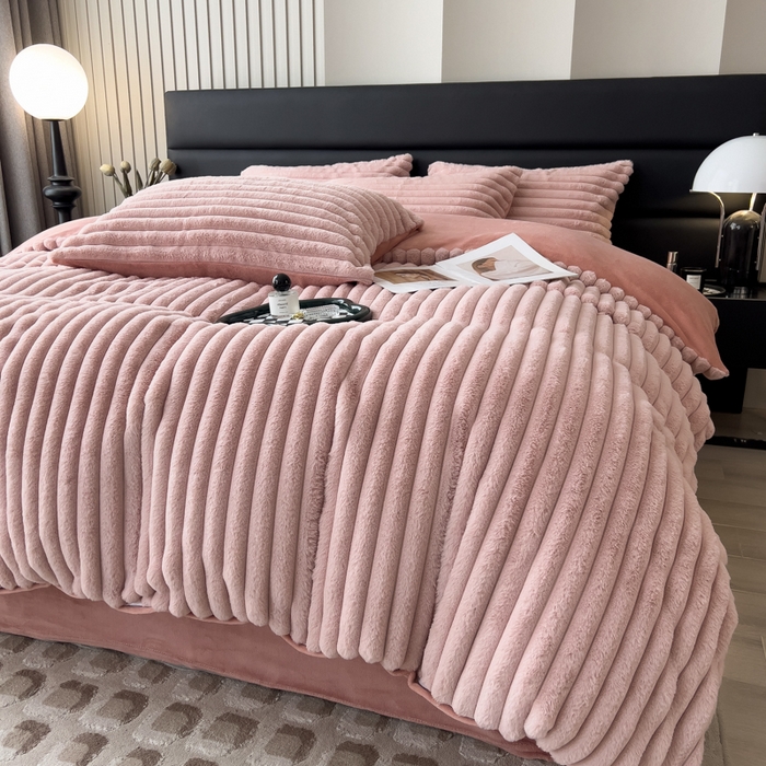 91家纺网 家纺一手货源 找家纺 印季家纺 2025新款立体剪花条纹兔毛绒四件套 豆沙