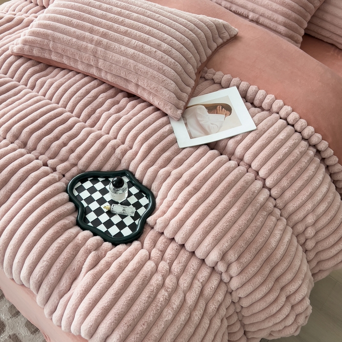 91家纺网 家纺一手货源 找家纺 印季家纺 2025新款立体剪花条纹兔毛绒四件套 豆沙