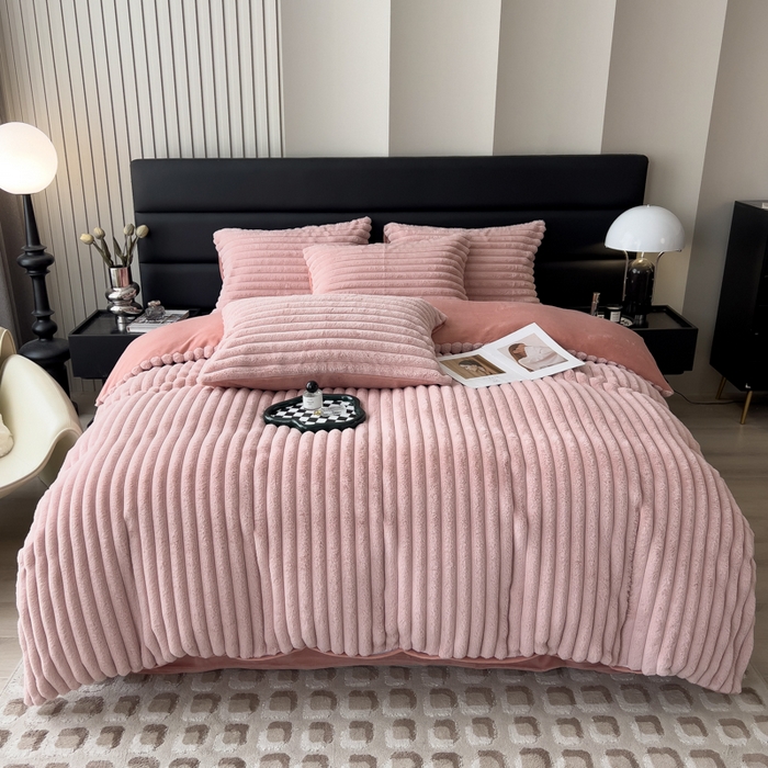 91家纺网 家纺一手货源 找家纺 印季家纺 2025新款立体剪花条纹兔毛绒四件套 豆沙