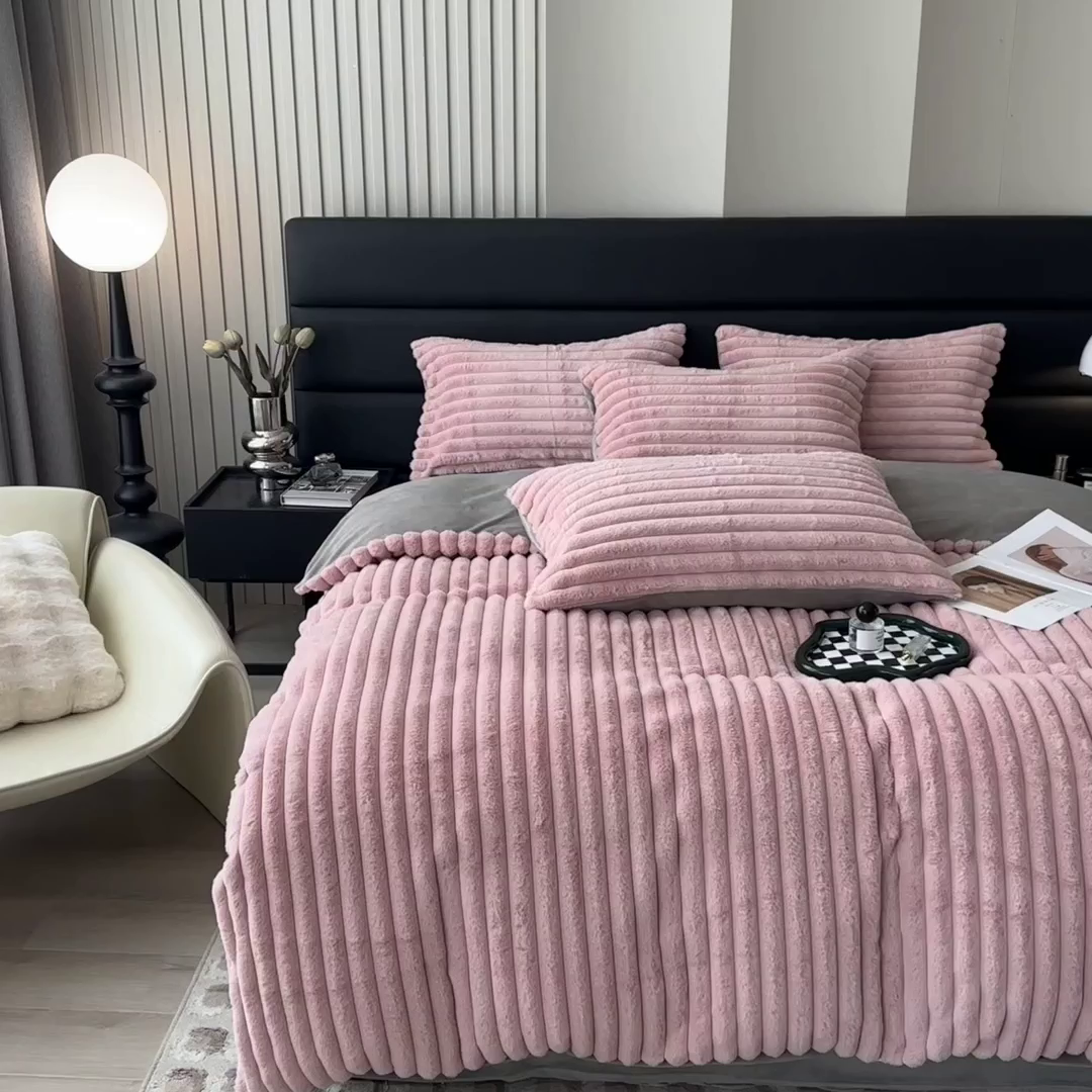 91家纺网 家纺一手货源 找家纺 印季家纺 2025新款立体剪花条纹兔毛绒四件套 豆沙-灰