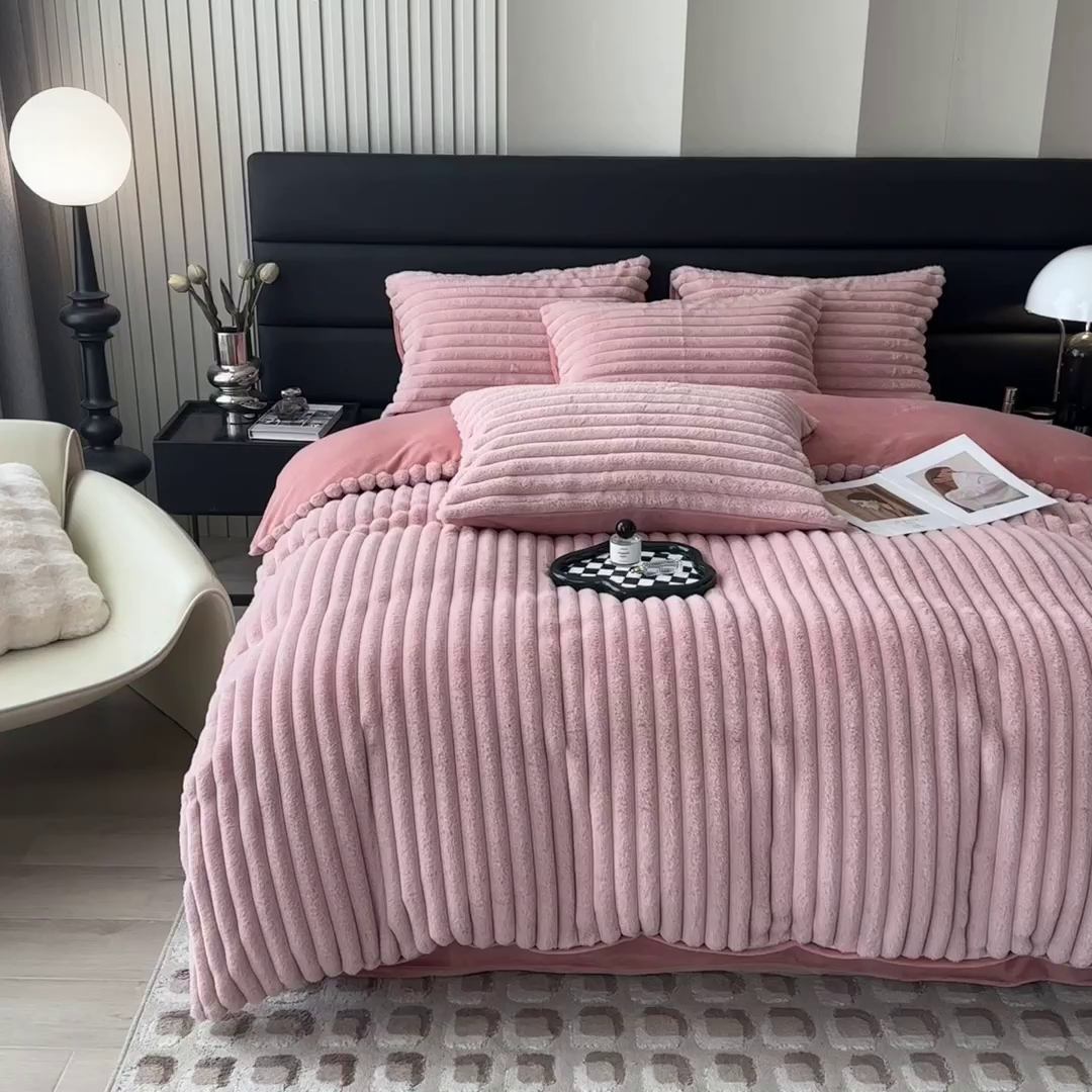 91家纺网 家纺一手货源 找家纺 印季家纺 2025新款立体剪花条纹兔毛绒四件套 豆沙