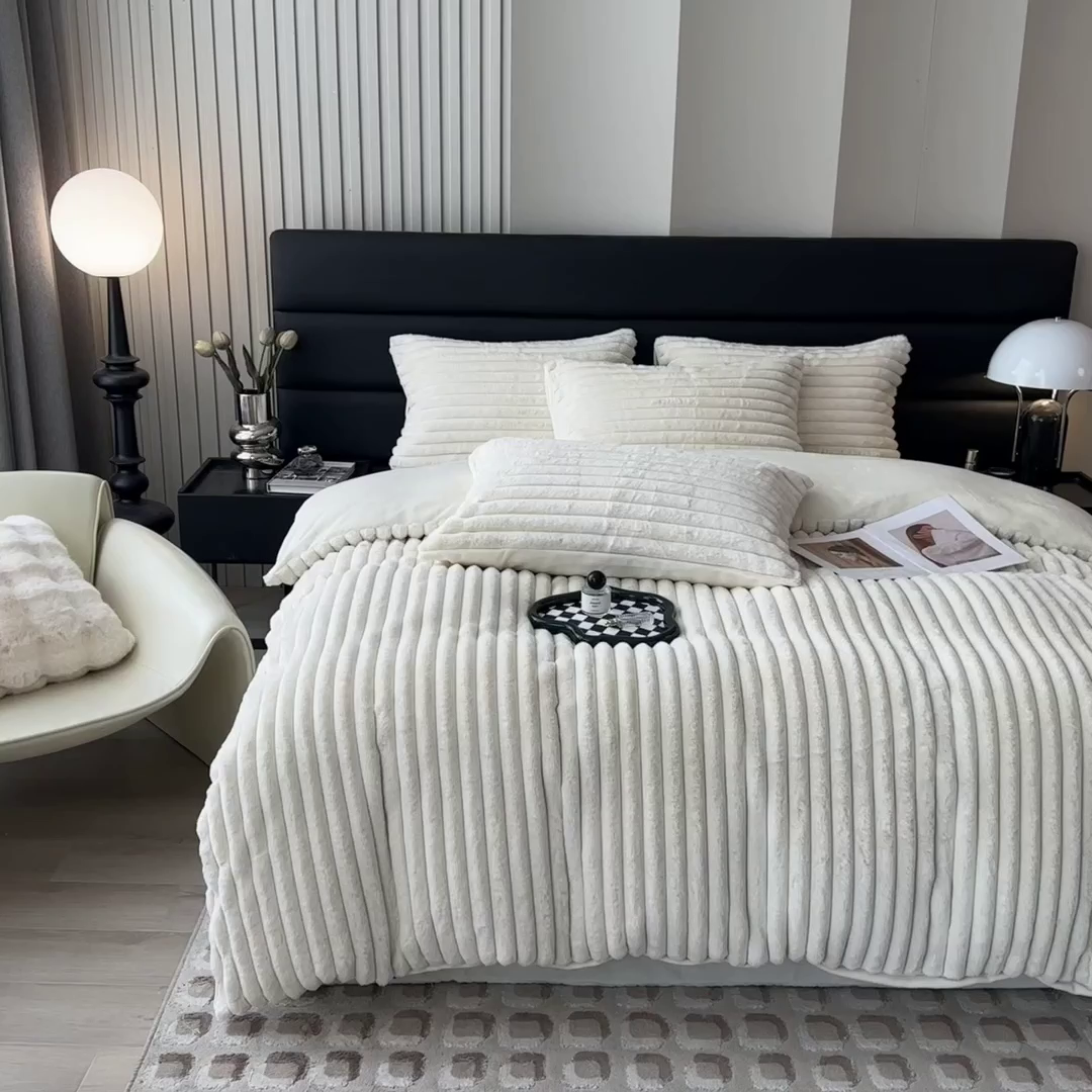 91家纺网 家纺一手货源 找家纺 印季家纺 2025新款立体剪花条纹兔毛绒四件套 奶白