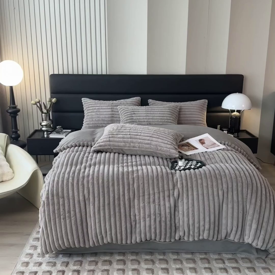 91家纺网 家纺一手货源 找家纺 印季家纺 2025新款立体剪花条纹兔毛绒四件套 高级灰