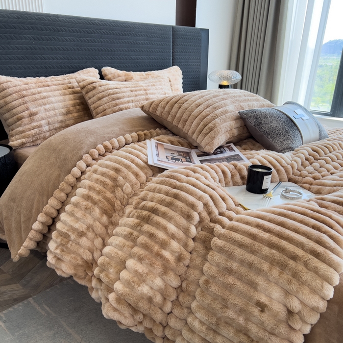 91家纺网 家纺一手货源 找家纺 印季家纺 2025新款手工扎染剪花兔毛绒四件套 条纹-咖啡