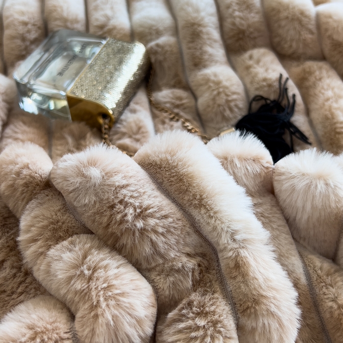 91家纺网 家纺一手货源 找家纺 印季家纺 2025新款手工扎染剪花兔毛绒四件套 条纹-咖啡