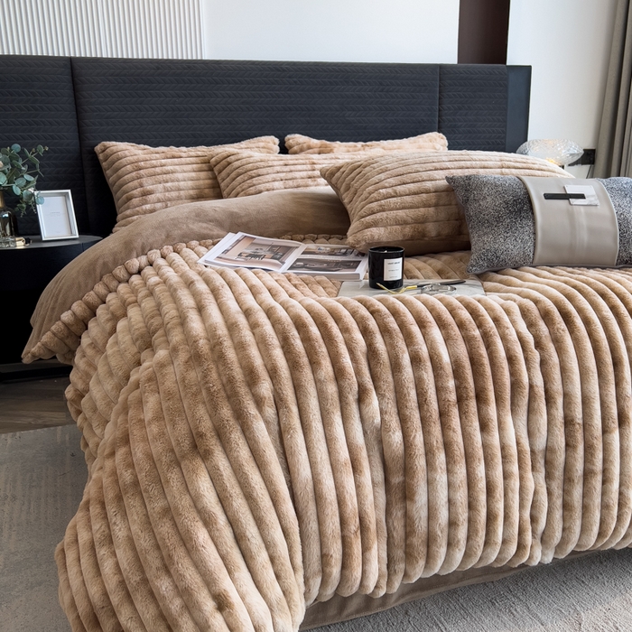 91家纺网 家纺一手货源 找家纺 印季家纺 2025新款手工扎染剪花兔毛绒四件套 条纹-咖啡