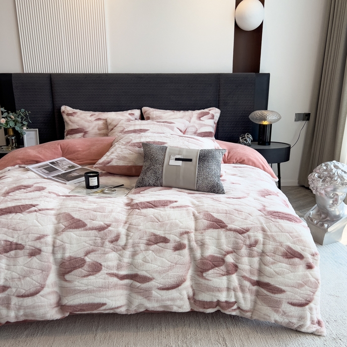 91家纺网 家纺一手货源 找家纺 （总）印季家纺 2025新款手工扎染剪花兔毛绒四件套