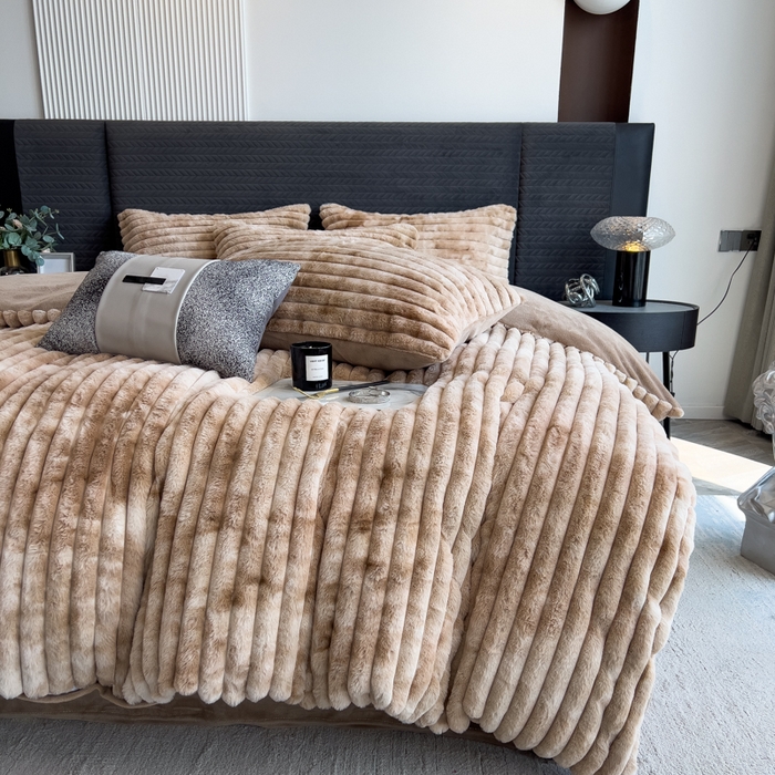 91家纺网 家纺一手货源 找家纺 印季家纺 2025新款手工扎染剪花兔毛绒四件套 条纹-咖啡