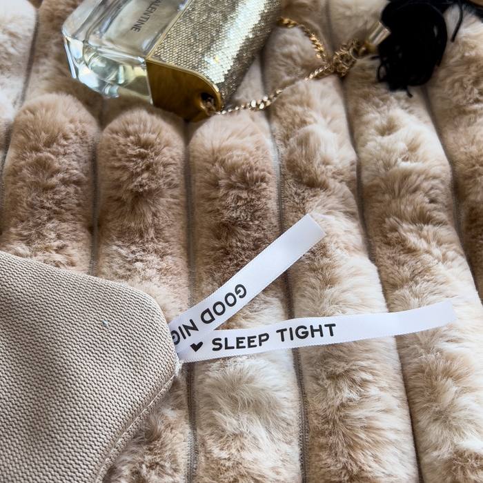 91家纺网 家纺一手货源 找家纺 印季家纺 2025新款手工扎染剪花兔毛绒四件套 条纹-咖啡