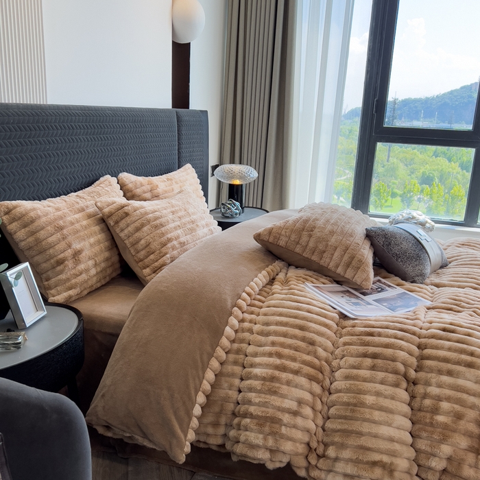 91家纺网 家纺一手货源 找家纺 印季家纺 2025新款手工扎染剪花兔毛绒四件套 条纹-咖啡