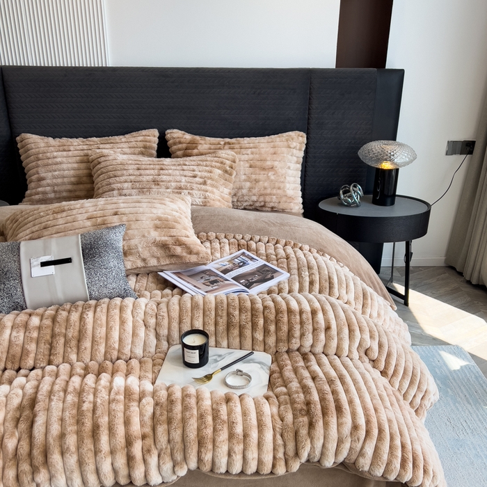 91家纺网 家纺一手货源 找家纺 印季家纺 2025新款手工扎染剪花兔毛绒四件套 条纹-咖啡