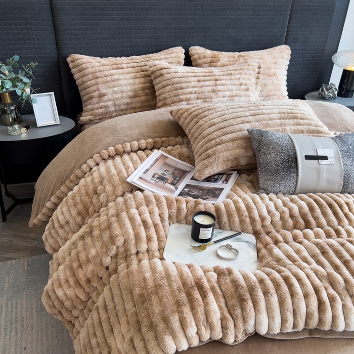 91家纺网 家纺一手货源 找家纺 印季家纺 2025新款手工扎染剪花兔毛绒四件套 条纹-咖啡