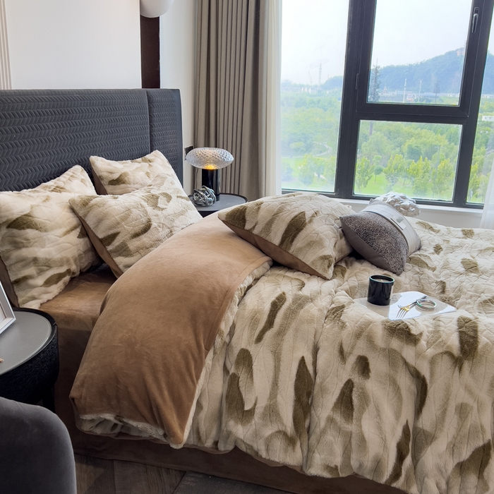 91家纺网 家纺一手货源 找家纺 印季家纺 2025新款手工扎染剪花兔毛绒四件套 剪花-咖啡