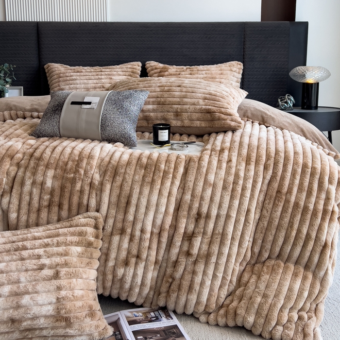 91家纺网 家纺一手货源 找家纺 印季家纺 2025新款手工扎染剪花兔毛绒四件套 条纹-咖啡