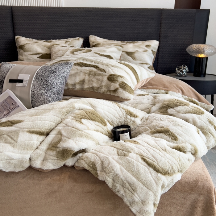 91家纺网 家纺一手货源 找家纺 印季家纺 2025新款手工扎染剪花兔毛绒四件套 剪花-咖啡