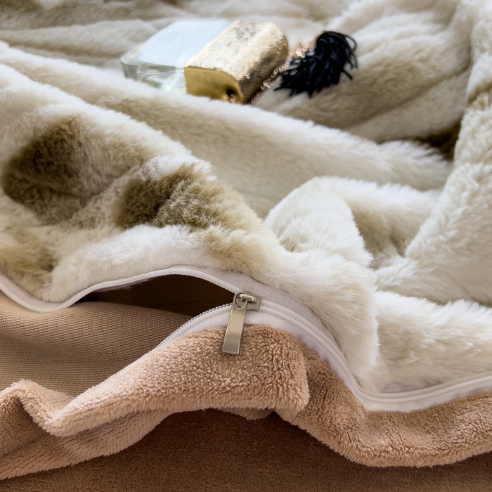 91家纺网 家纺一手货源 找家纺 印季家纺 2025新款手工扎染剪花兔毛绒四件套 剪花-咖啡