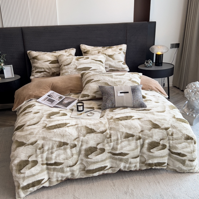 91家纺网 家纺一手货源 找家纺 印季家纺 2025新款手工扎染剪花兔毛绒四件套 剪花-咖啡