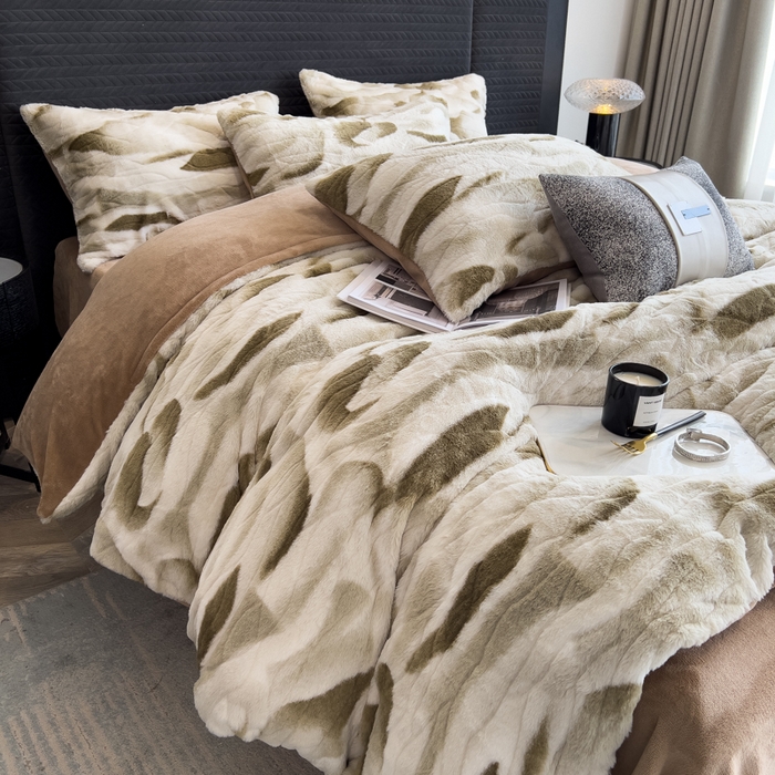 91家纺网 家纺一手货源 找家纺 印季家纺 2025新款手工扎染剪花兔毛绒四件套 剪花-咖啡