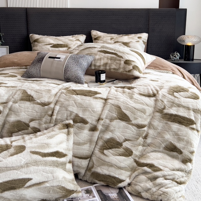 91家纺网 家纺一手货源 找家纺 印季家纺 2025新款手工扎染剪花兔毛绒四件套 剪花-咖啡