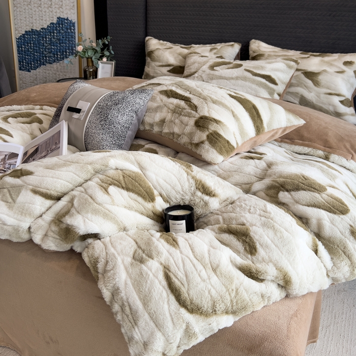 91家纺网 家纺一手货源 找家纺 印季家纺 2025新款手工扎染剪花兔毛绒四件套 剪花-咖啡