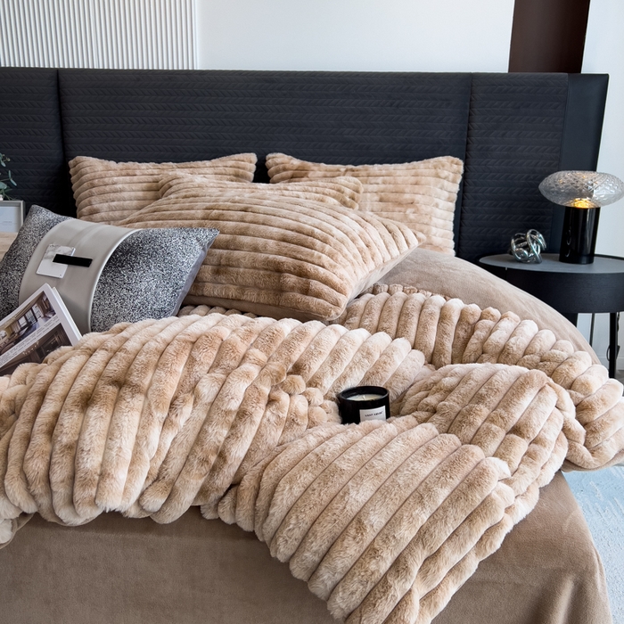 91家纺网 家纺一手货源 找家纺 印季家纺 2025新款手工扎染剪花兔毛绒四件套 条纹-咖啡