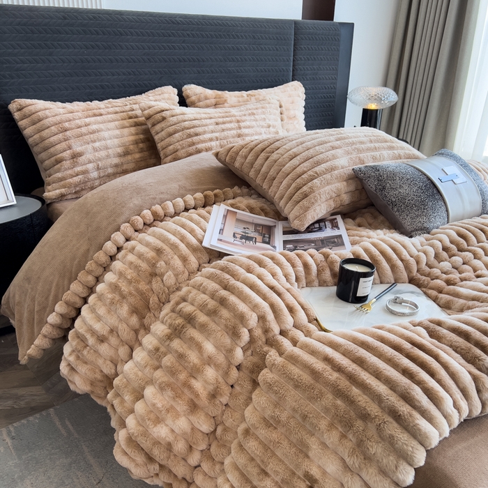 91家纺网 家纺一手货源 找家纺 印季家纺 2025新款手工扎染剪花兔毛绒四件套 条纹-咖啡