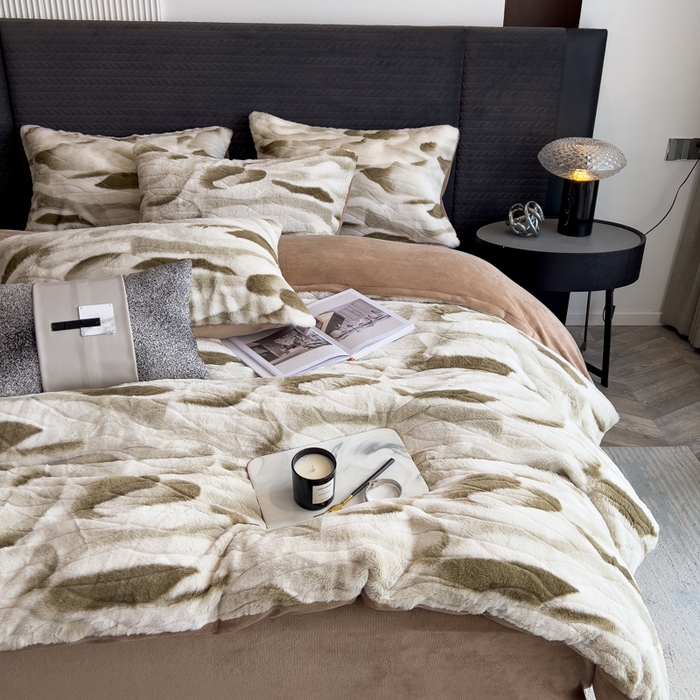 91家纺网 家纺一手货源 找家纺 印季家纺 2025新款手工扎染剪花兔毛绒四件套 剪花-咖啡