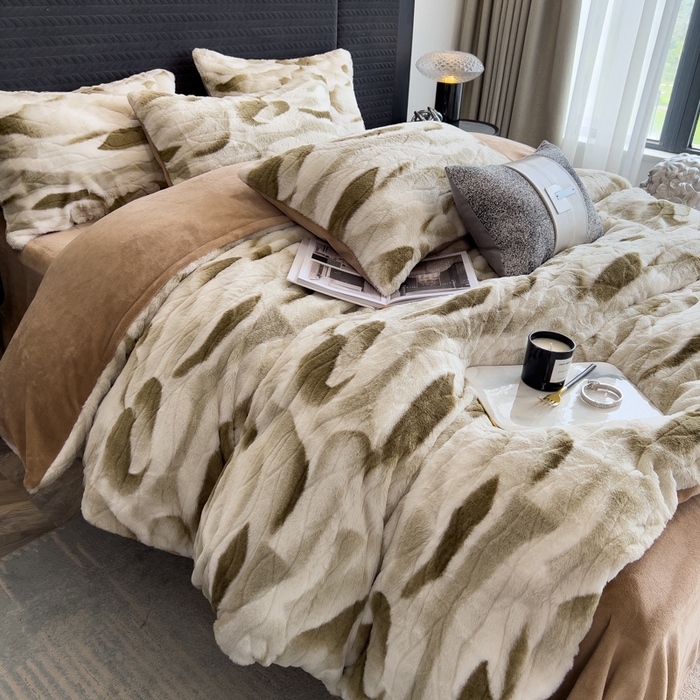 91家纺网 家纺一手货源 找家纺 印季家纺 2025新款手工扎染剪花兔毛绒四件套 剪花-咖啡