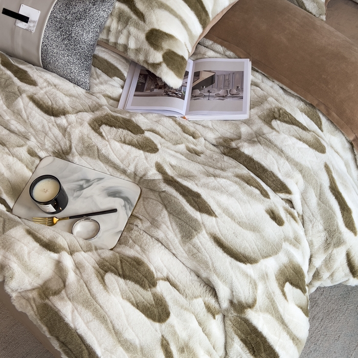 91家纺网 家纺一手货源 找家纺 印季家纺 2025新款手工扎染剪花兔毛绒四件套 剪花-咖啡