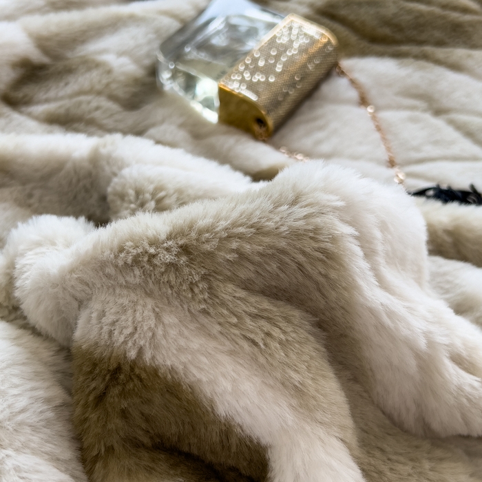 91家纺网 家纺一手货源 找家纺 印季家纺 2025新款手工扎染剪花兔毛绒四件套 剪花-咖啡