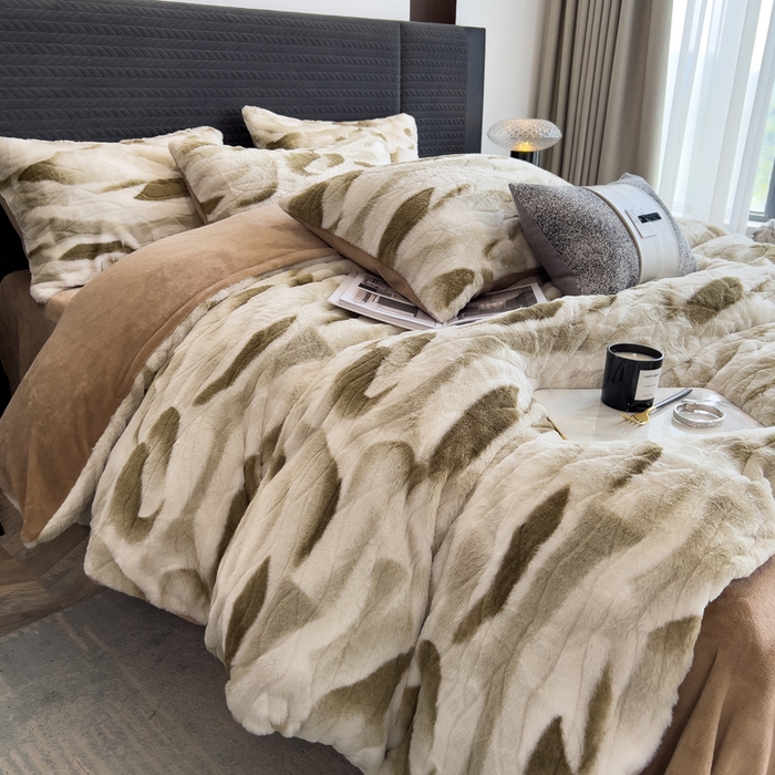 91家纺网 家纺一手货源 找家纺 印季家纺 2025新款手工扎染剪花兔毛绒四件套 剪花-咖啡